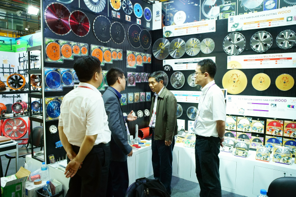 江蘇省商務廳笪家祥副廳長調研匯鴻集團廣交會工具展位